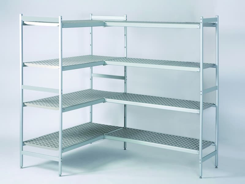What should be the general characteristics of cold room shelves?